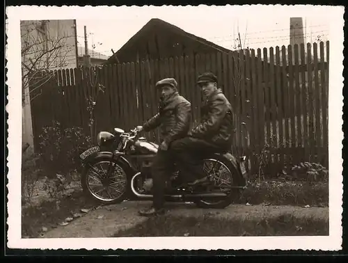 Fotografie Motorrad Tornax, Burschen auf Krad sitzend, Kennzeichen IS-162840