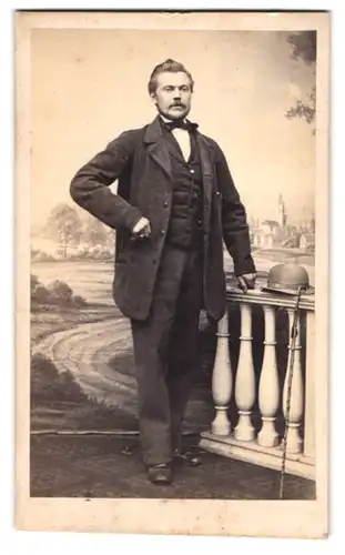 Fotografie L. Feuerrohr, Rinteln, Mann im Anzug mit Jacke nebst Flanierstock und Melone