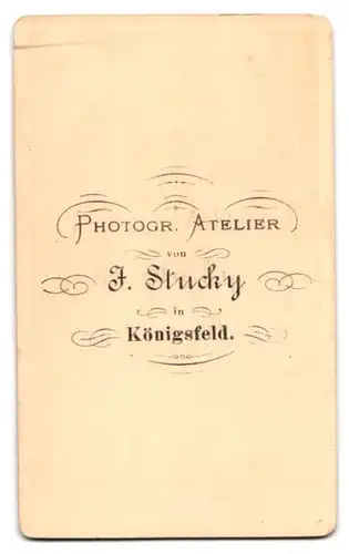 Fotografie J. Stucky, Königsfeld, hübschen junge Dame im dunklen Kleid mit Schleife posiert mit aufgestützdem Arm