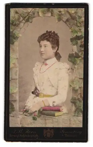 Fotografie F. R. Horn, Sonneberg i. Th., junge Frau im weissen Kleid posiert in einer Studiokulisse