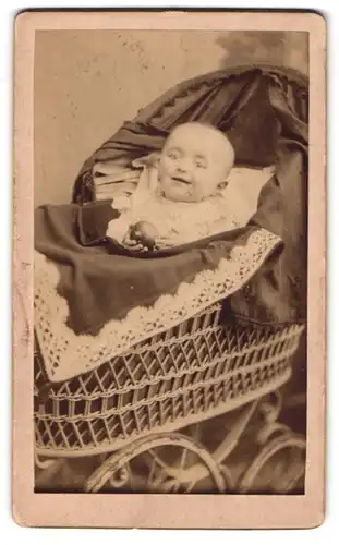 Fotografie Wilhelm Leube, Geithain, Kleinkind Hilde Hempel im Kinderwagen mit Decke