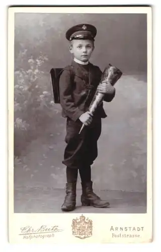 Fotografie Chr. Beitz, Arnstadt, junger Knabe zu seiner Einschulung mit Zuckertüte und Schulranzen