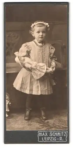 Fotografie Max Schmitz, Leipzig, niedliches sächsisches Mädchen im Kleid mit ihrer Puppe in der Hand, Haarreifen