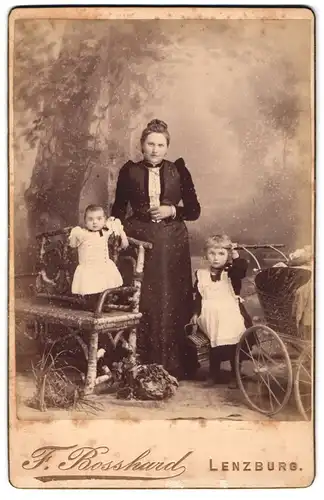 Fotografie F. Bosshard, Lenzburg, Mutter mit ihren beiden Kleinkindern samt Kinderwagen im Atelier