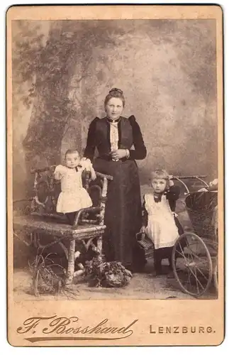 Fotografie F. Bosshard, Lenzburg, Mutter und zwei Kleinkinder nebst Kinderwagen im Atelier