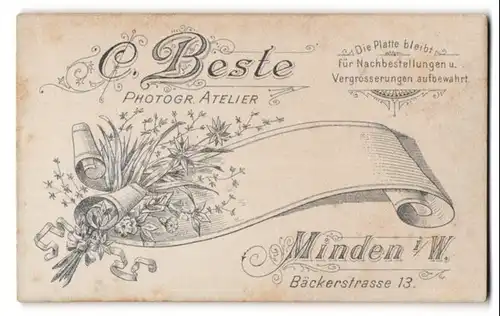 Fotografie C. Beste, Minden i. W., Banderole mit Blumen und Anschrift des Ateliers