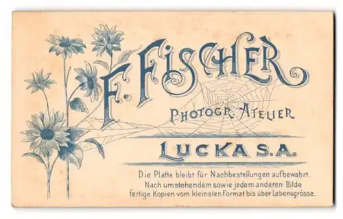 Fotografie F. Fischer, Lucka S.A., Spinnenweben verbinden Fotografennamen