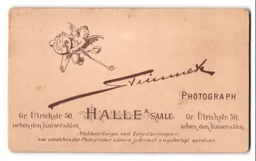 Fotografie Steinmetz, Halle / Saale, Gr. Ulrichstr. 50, Engel mit Wappenschild über Anschrift des Fotografen