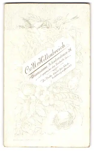 Fotografie C. M. Hellenbroich, Düsseldorf, Schadowstr. 76, Vogel und Blumenbouquet, Anschirft des Fotoateliers