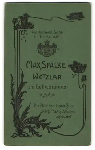 Fotografie Max Spalke, Wetzlar, am Göthebrunnen, blühende Blumen umranken die Anschrift des Fotografen