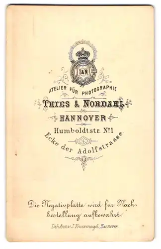 Fotografie Thies & Nordahi, Hannover, Humboldstr. 1, Monogramm des Ateliers mit königlicher Krone