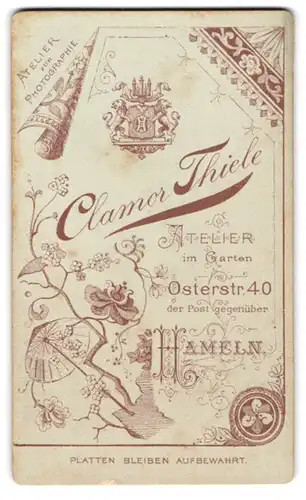 Fotografie Clamor Thiele, Hameln, Osterstr. 40, Stadtwappen, florale Verzierung und Schirm nebst Ateliersanschrift