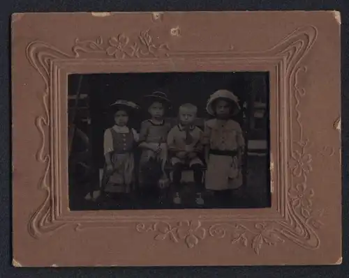 Fotografie Ferrotypie vier niedliche kleine Kinder in Sommerkleidern posiern für den Fotografen, im Rahmen
