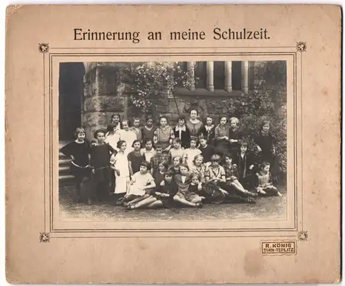 Fotografie R. König, Teplitz-Turn, Ansicht Teplitz-Turn, Gruppenfoto einer Mädchenklasse vor der Kirche, 1927