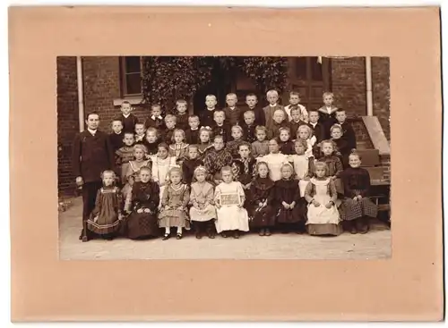 Fotografie unbekannter Fotograf, Ansicht Zschornewitz, Schulklasse 5a beim Gruppenfoto mit ihrem Lehrer, 1905