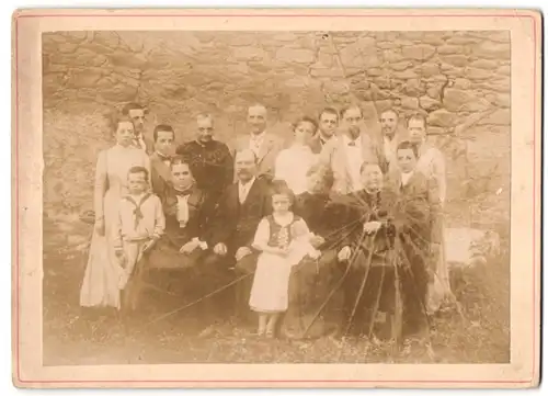 Fotografie Fotograf unbekannt, Auerbach i. V., Familie Vömel zum Gruppenfoto mit gesprungener Linse, Spinne in Platte