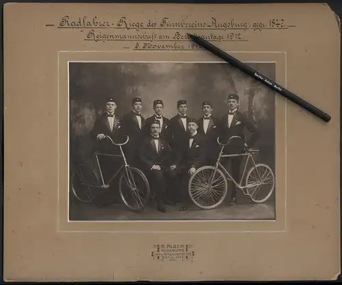 Fotografie M. Albert, Augsburg, Ansicht Augsburg, Reigenmannschaft der Radfahrer-Riege Turnverein Augsburg 1912, Fahrrad