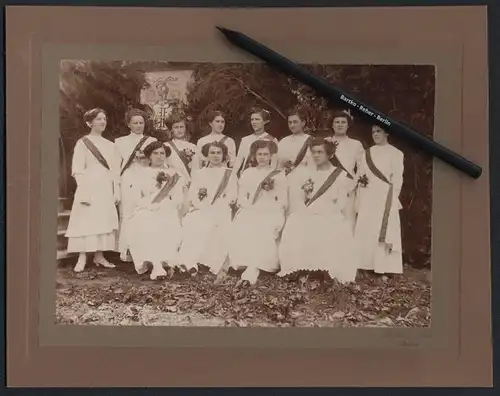 Fotografie F. Meyer, Coburg, Ansicht Coburg, junge Sportlerinnen / Turnerinnen in Kleidern, Turnerkreuz im Hintergrund