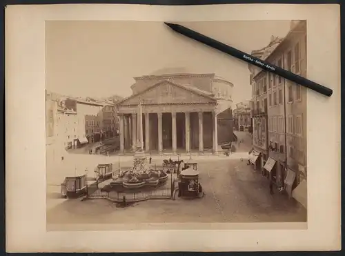 Fotografie unbekannter Fotograf, Ansicht Rom, Blick auf das Pantheon di Agrippa, Brunnen mit Büdchen davor