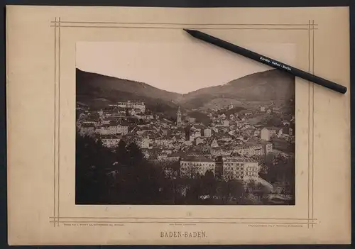 Fotografie P. Bussemer, Baden-Baden, Ansicht Baden-Baden, Blick auf die Stadt mit der Kirche in der Mitte