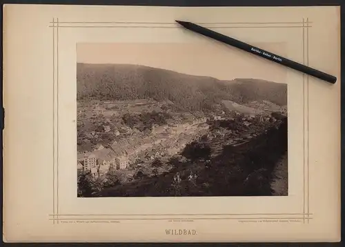 Fotografie Schmidt, Pforzheim, Ansicht Wildbad a. E., Blick auf den Ort im Schwarzwald