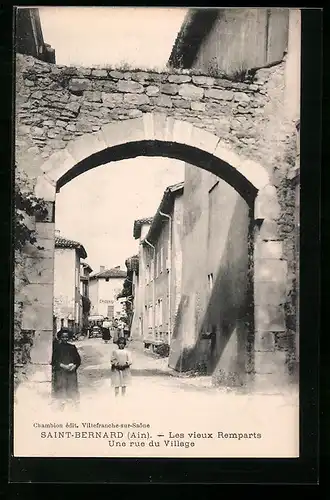 AK Saint-Bernard, Les vieux Remparts, Une rue du Village