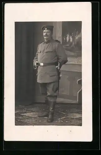 Foto-AK Soldat in Uniform mit Schwert, Uniformfoto