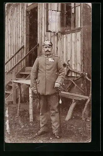 Foto-AK Soldat in Uniform mit Orden und Pickelhaube, Uniformfoto