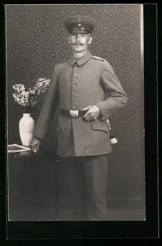 Foto-AK Soldat in Uniform mit Schirmmütze, Uniformfoto