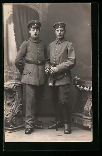 Foto-AK Zwei Soldaten in Uniform, Uniformfoto