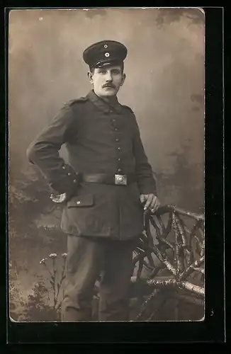 Foto-AK Soldat in Uniform mit Schirmmütze, Uniformfoto