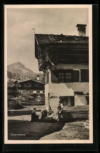 AK Oberstdorf, Altes Haus mit Bewohnern