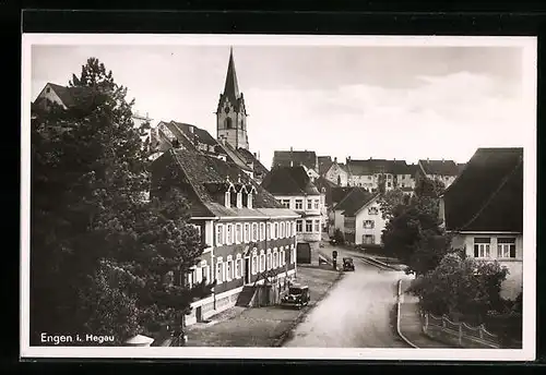 AK Engen i. Hegau, Strassenpartie mit Kirche