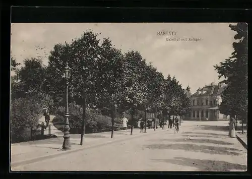 AK Rastatt, Bahnhof mit Anlagen und Strasse