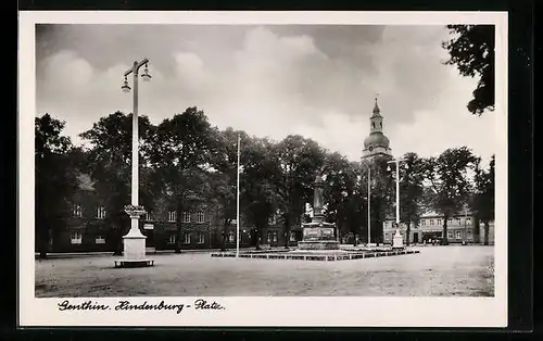 AK Genthin, Hindenburg-Platz mit Denkmal