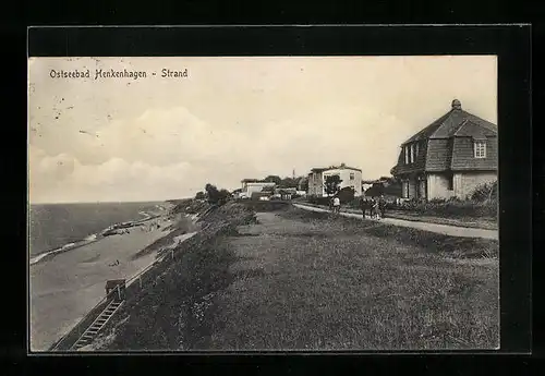 AK Henkenhagen, Spaziergänger oberhalb des Strandes