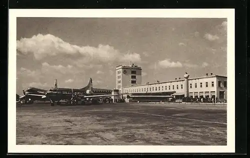 AK Frankfurt a. M., Flughafen Rhein-Main mit Empfangsgebäude und Flugzeugrampe