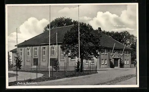 AK Bebra, Turnhalle, Strassenansicht mit eingezäuntem Platz