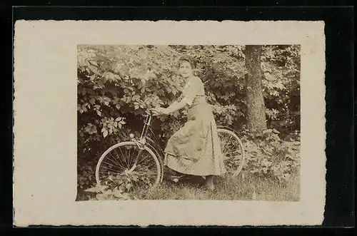 Foto-AK Frau im schlichten Kleid mit Fahrrad
