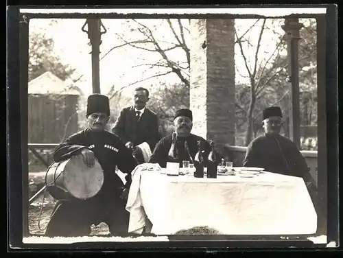 Fotografie 1.WK, Donkosaken machen grusinische Musik beim Tafeln