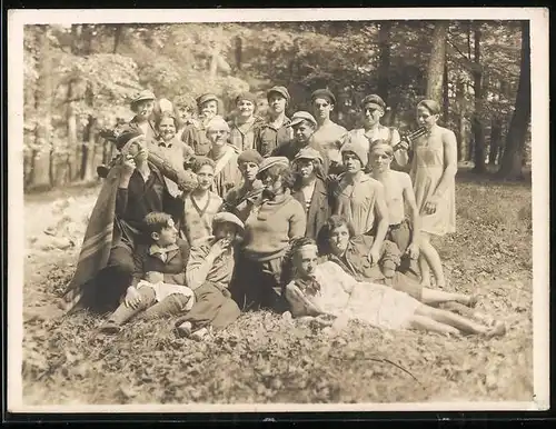 Fotografie unbekannter Fotograf, Ansicht Tiefensee, Bewohner der Jugendherberge machen Kapriolen am Waldrand