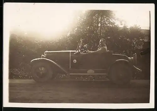 Fotografie Auto Opel Cabrio, Fahrer sitzt im offenen Cabriolet