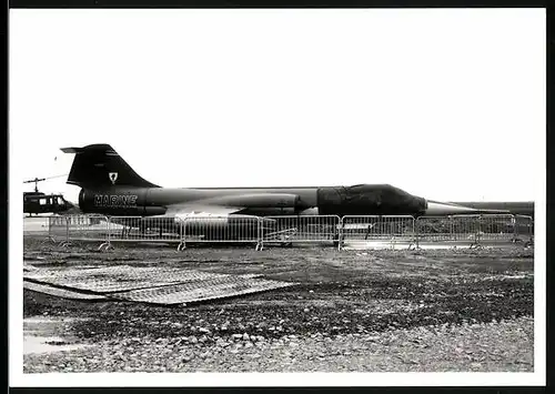 Fotografie Flugzeug Lockheed F-104 Starfighter der Marine, Kampfflugzeug mit Staffelabzeichen