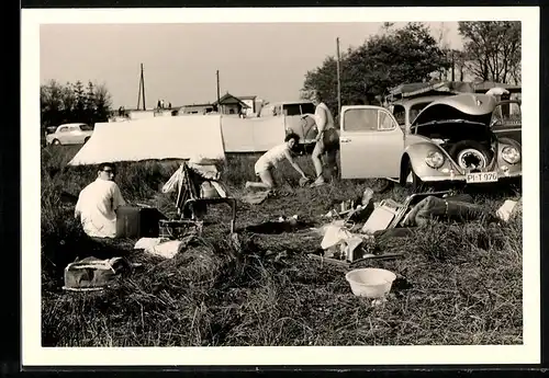 Fotografie Auto VW Käfer & VW Bulli, Volkswagen neben Zelten auf einem Campingplatz