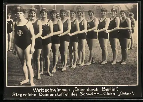 Fotografie unbekannter Fotograf, Ansicht Berlin, Wettschwimmen Quer durch Berlin, Sieger Damenstaffel Schwimm-Club Otter