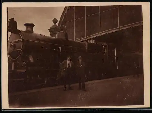 Fotografie unbekannter Fotograf, Ansicht Buenos Aires, Personenzug mit Dampflok, Tender-Lokomotive im Bahnhof 1923