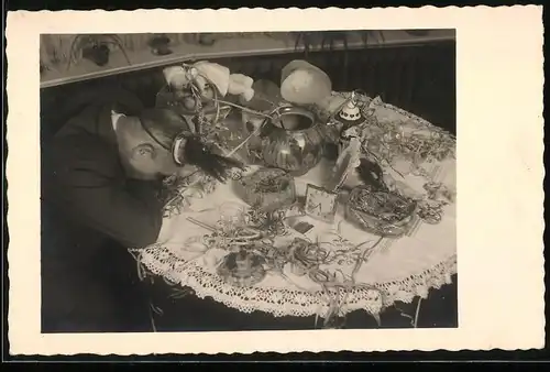 Fotografie Silvesterfeier, betrunkener Partygast am Tisch eingenickt