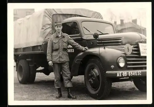 Fotografie Lastwagen Ford FK V8, LKW-Fahrschule, Alliierter Soldat neben LKW-Pritsche