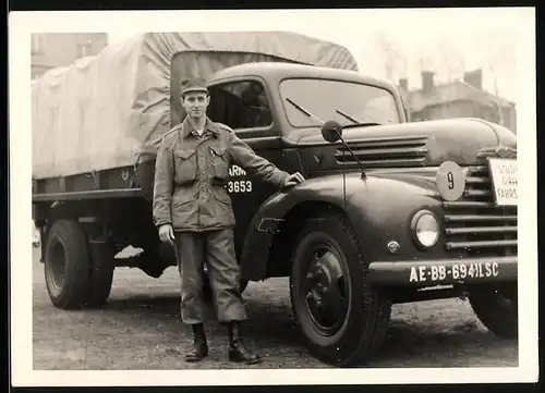 Fotografie Lastwagen Ford FK V8, LKW-Fahrschule, Alliierter Soldat neben LKW-Pritsche