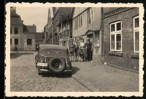 Fotografie Krämer, Prerow, Ansicht Prerow, Strassenansicht mit Auto Cabrio